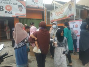 Memasuki Hari ke-15 Ramadan, PKS Jatisari Bagikan 900 Paket Takjil on the Road